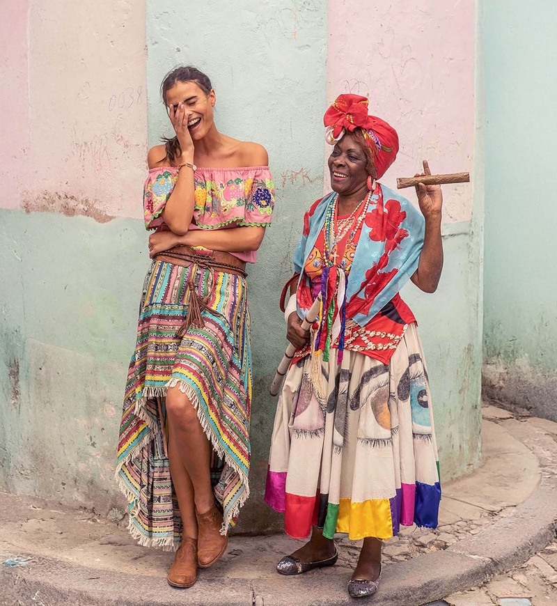 Top com ombros à mostra Chiquita – Padrão floral bordado – Estilo boêmio – Miss June Paris – 2