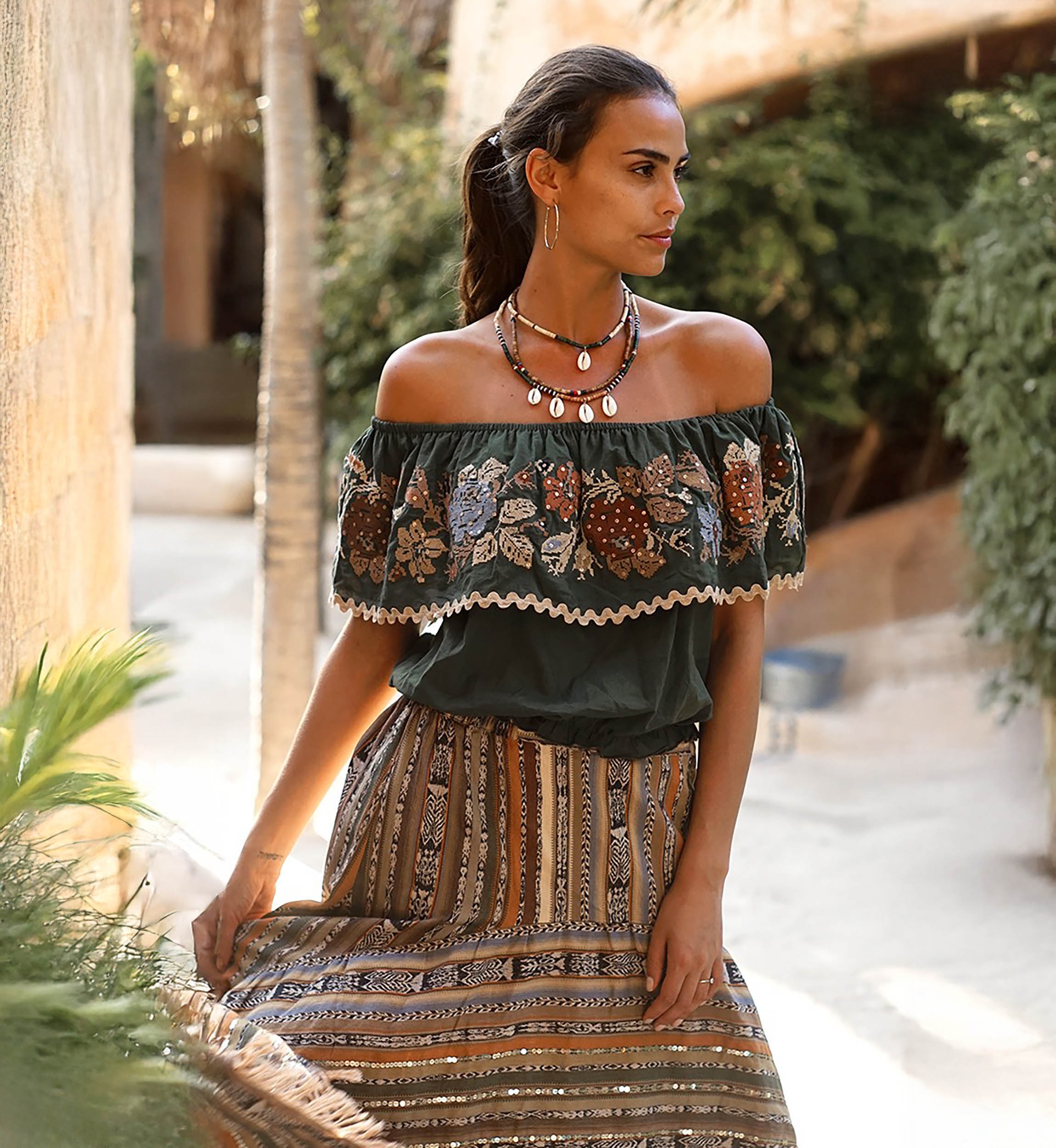 Top con hombros descubiertos Chiquita – Motivo floral bordado – Estilo bohemio – Miss June Paris – 3