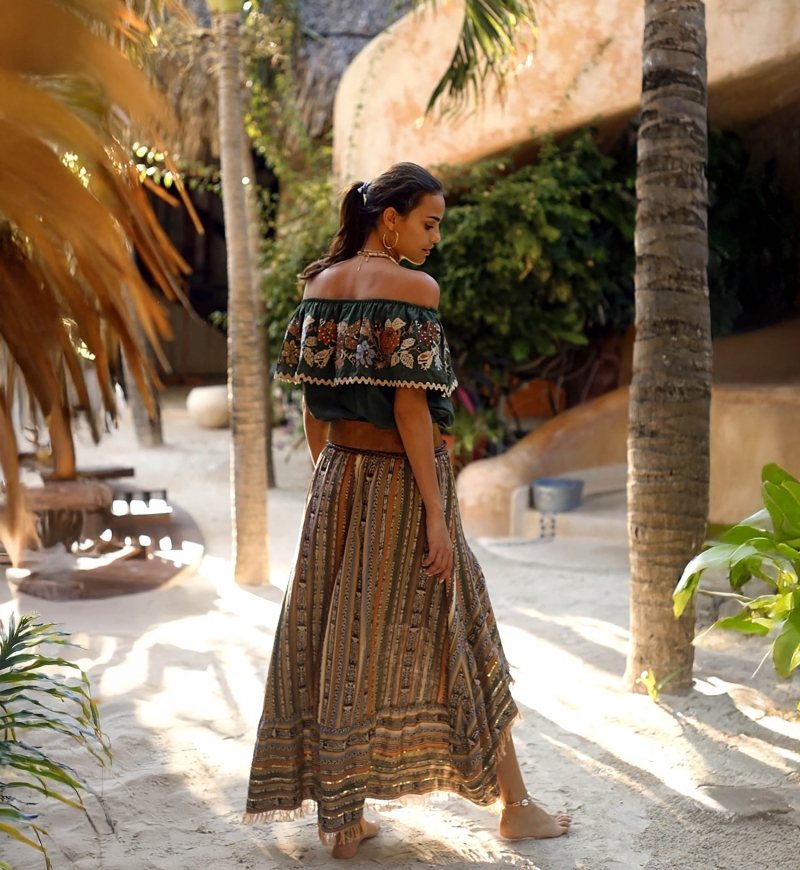 Top com ombros à mostra Chiquita – Padrão floral bordado – Estilo boêmio – Miss June Paris – 4