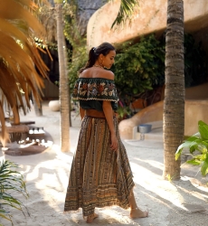 Top com ombros à mostra Chiquita – Padrão floral bordado – Estilo boêmio – Miss June Paris – 4