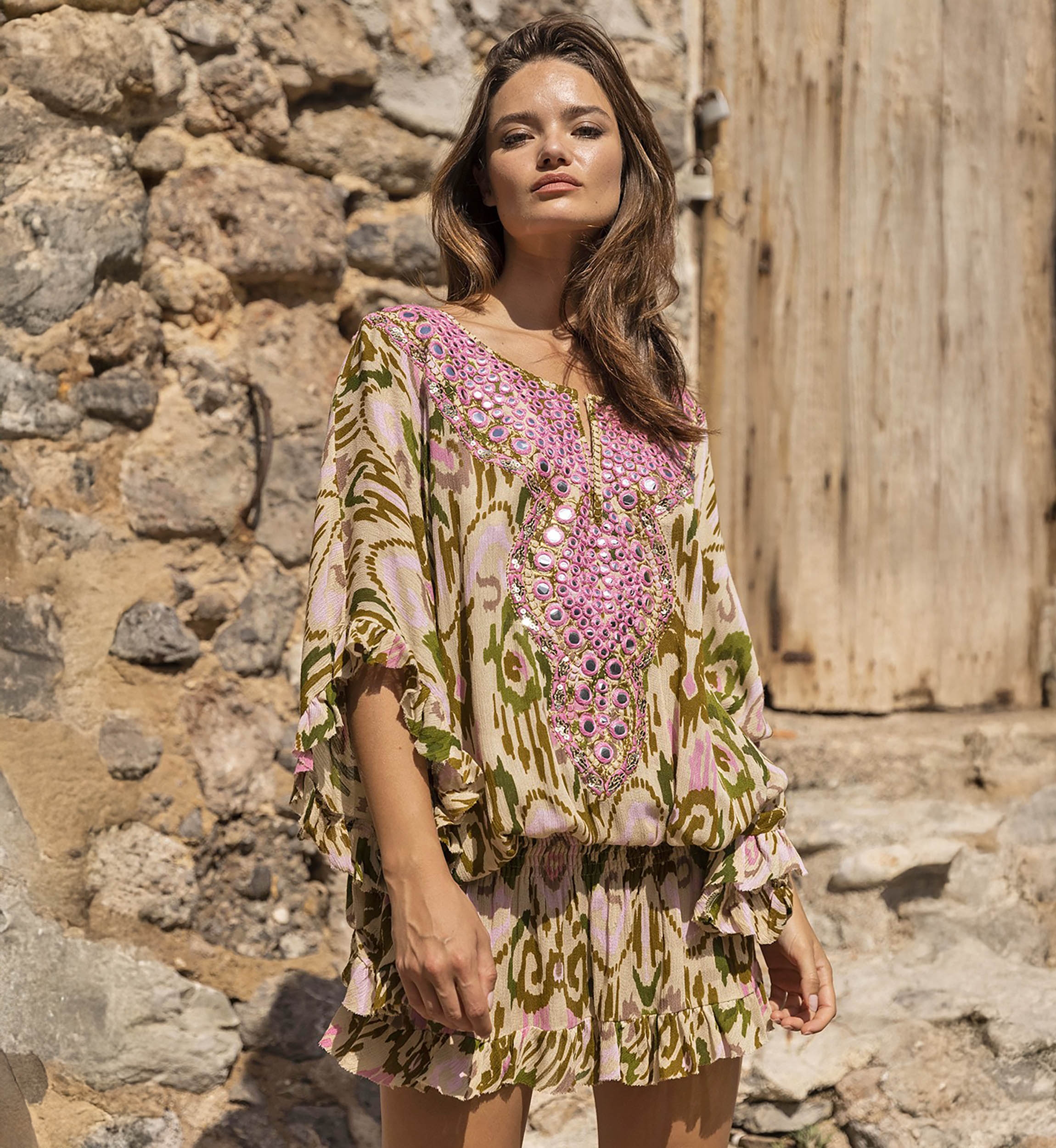 Mini robe FRESH: cor caqui/rosa - peitilho decorado - bordados - manga longa boêmia - Miss June Paris - 1