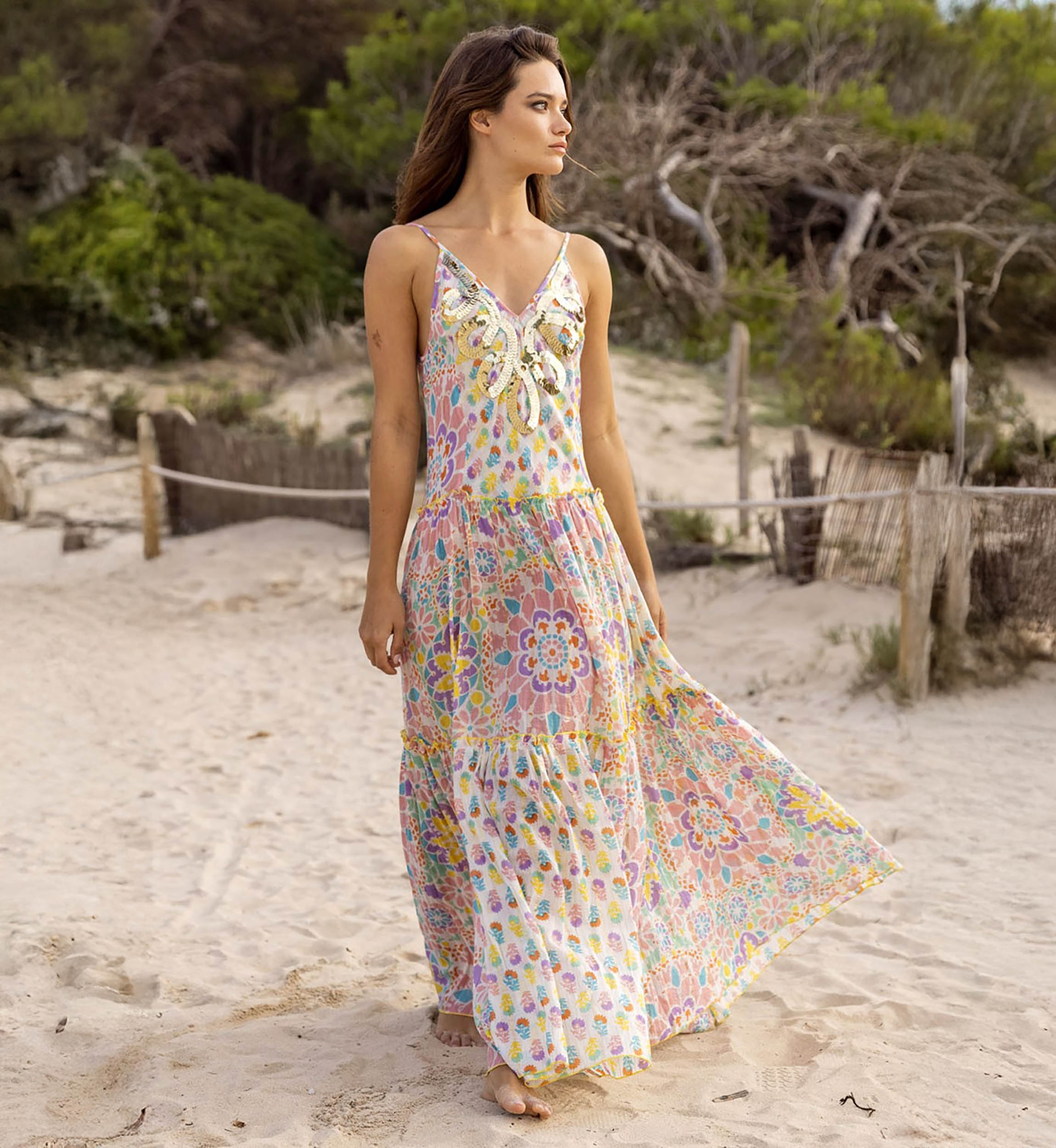 Robe longa INNIKA: cor pastel - peitilho decorado - detalhes florais - alças finas - Miss June Paris - 2