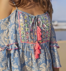 Robe curto JOE: cor azul/lavanda - detalhes rosa neon - padrões florais - peitilho decorado - Miss June Paris - 4