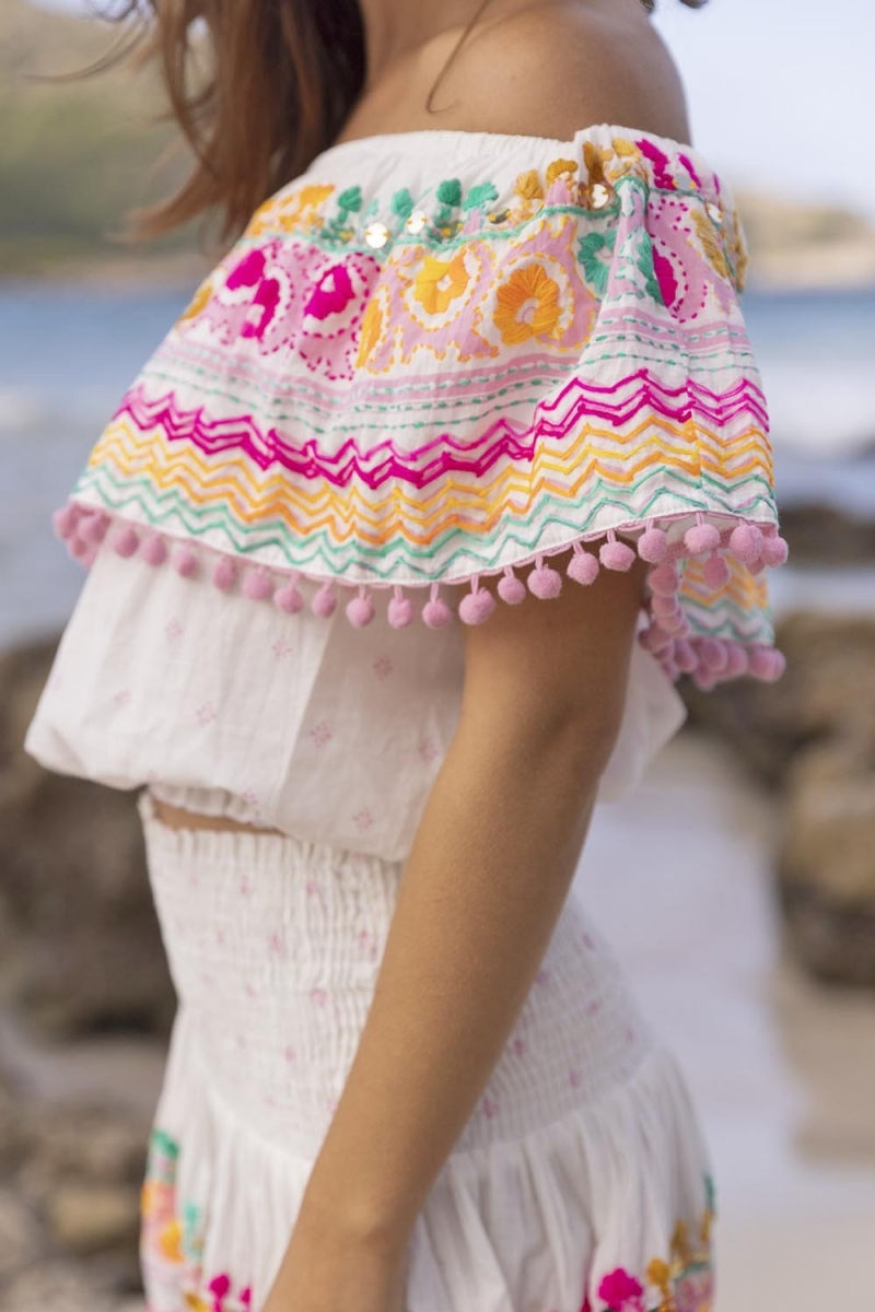 Top con Hombros Descubiertos Zuma - Blanco - Bordado Colorido - Estilo Boho Chic - Talla Única XS/M - Miss June Paris - 2