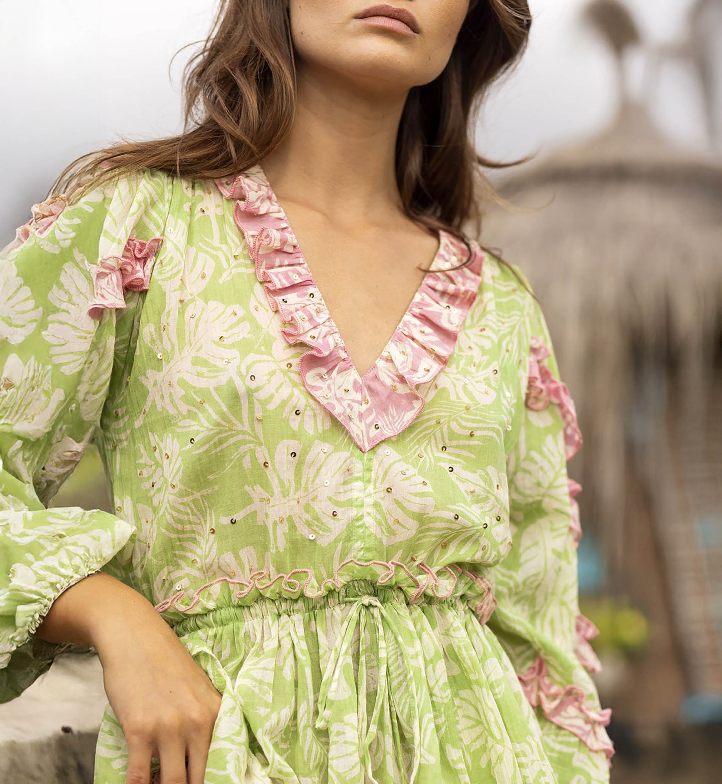 Blusa Tavola - Verde - Decote V Rosa - Pequenos Babados - Mangas Longas Bufantes - Estilo Boho - Miss June Paris - 3