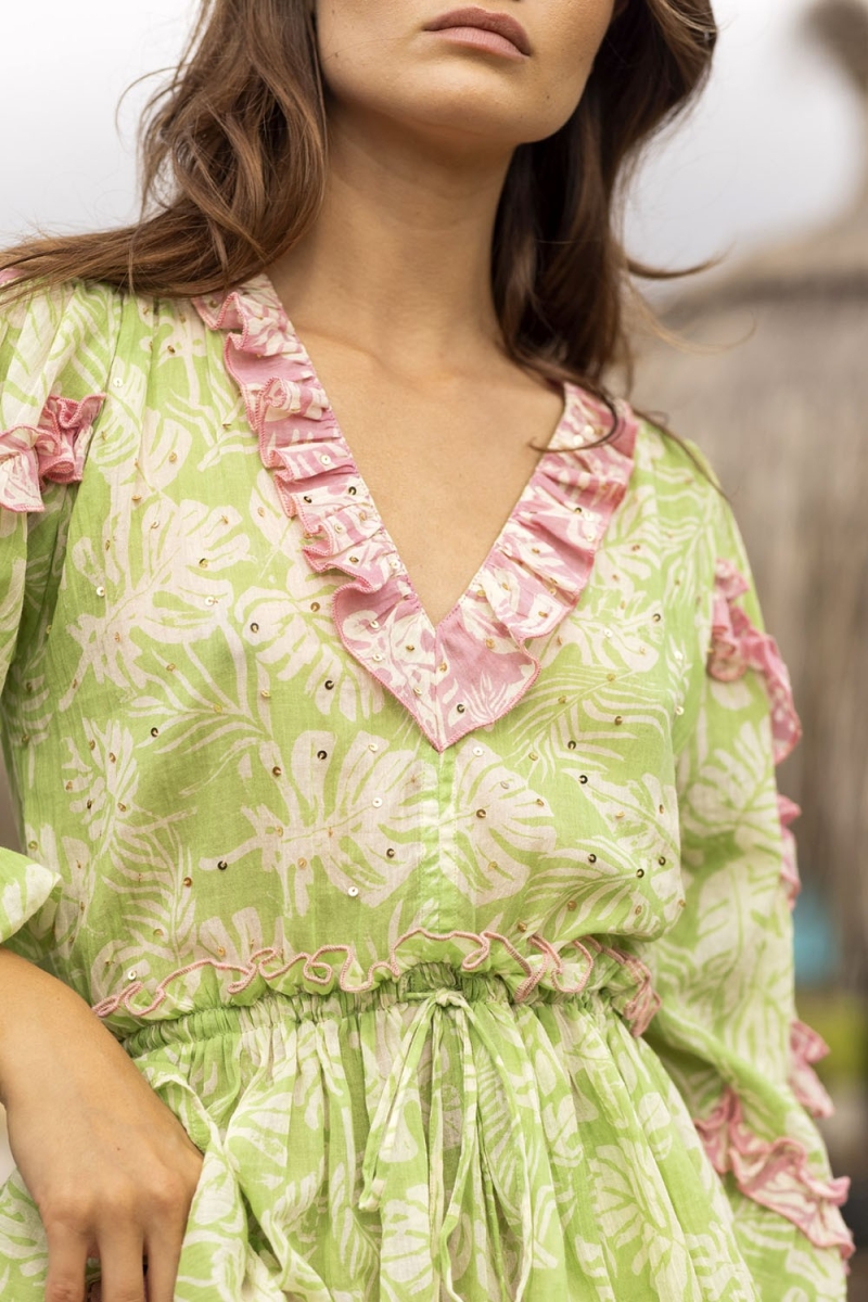 Blusa Tavola - Verde - Cuello en V Rosa - Pequeños Volantes - Mangas Largas Abullonadas - Estilo Boho - Miss June Paris - 3