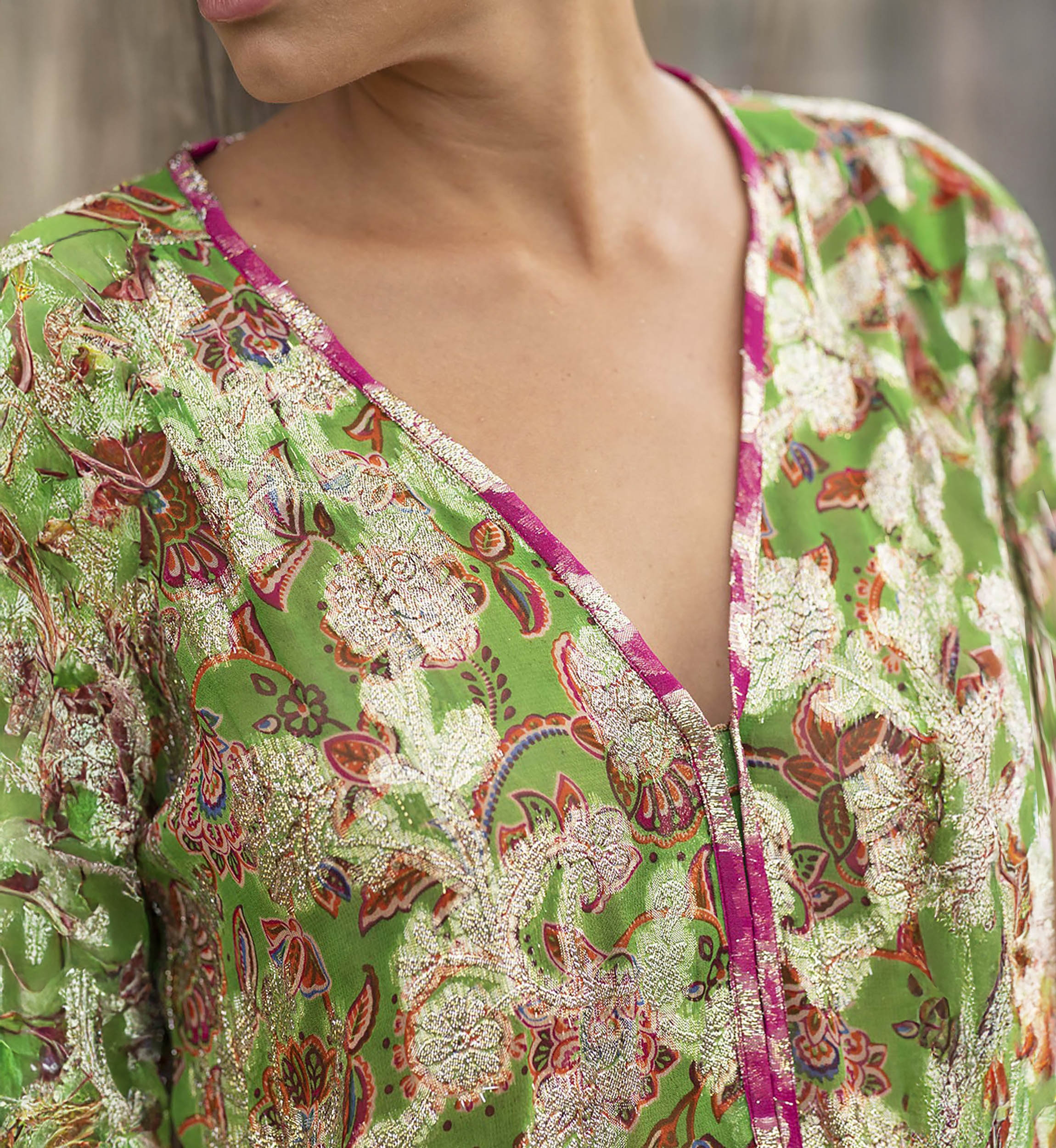 Vestido corto YUMI - floral verde - estampado brillante lurex - manga larga - Miss June Paris - 3