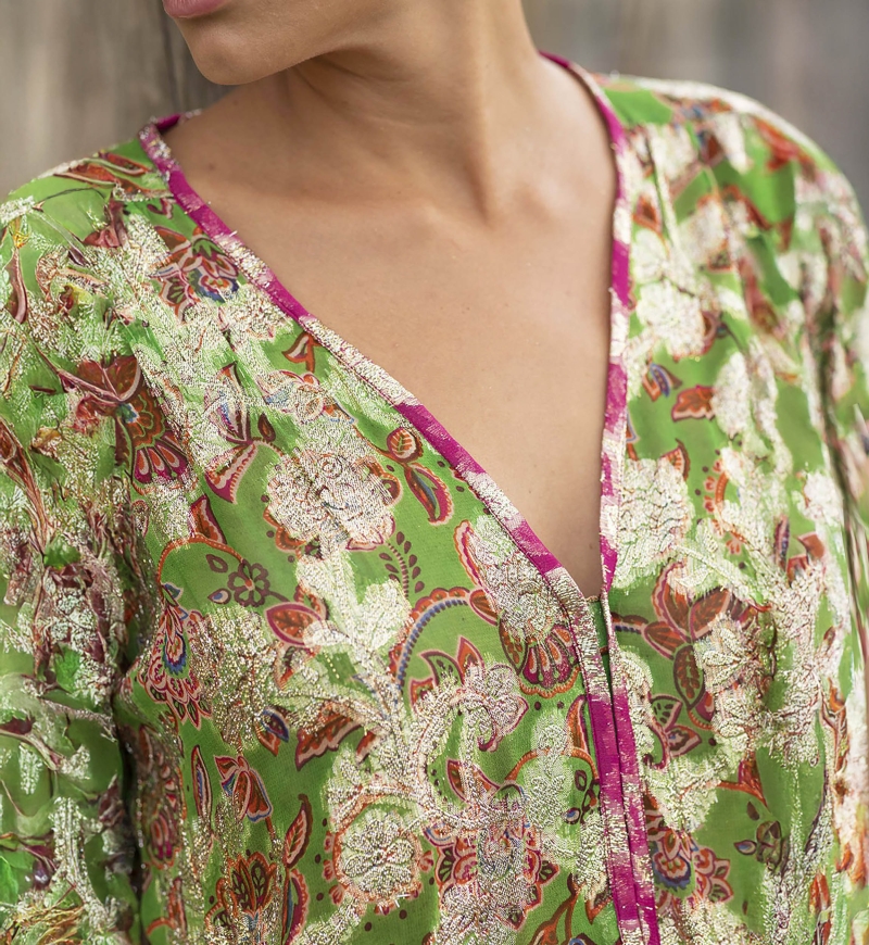 Vestido curto YUMI - floral verde - estampa brilhante lurex - manga longa - Miss June Paris - 3