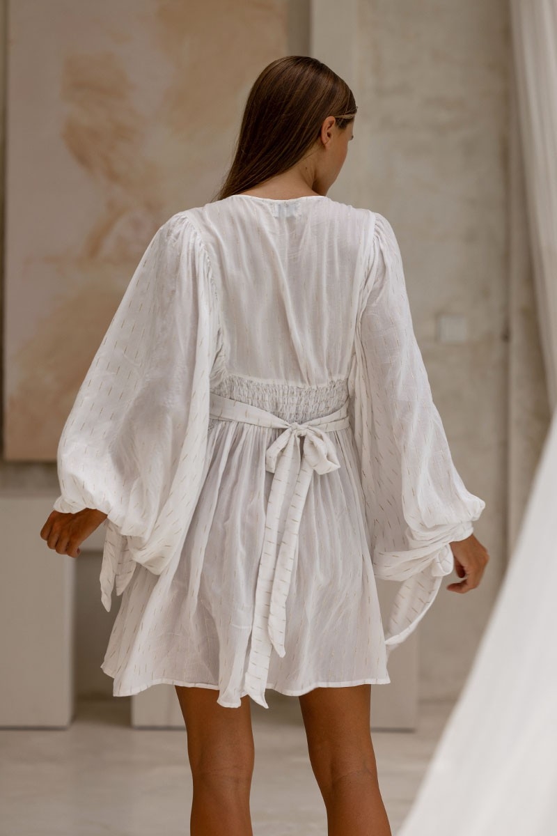 Short Dress Janice – white – long sleeves – V-neck – adjustable belt – Miss June Paris – 4