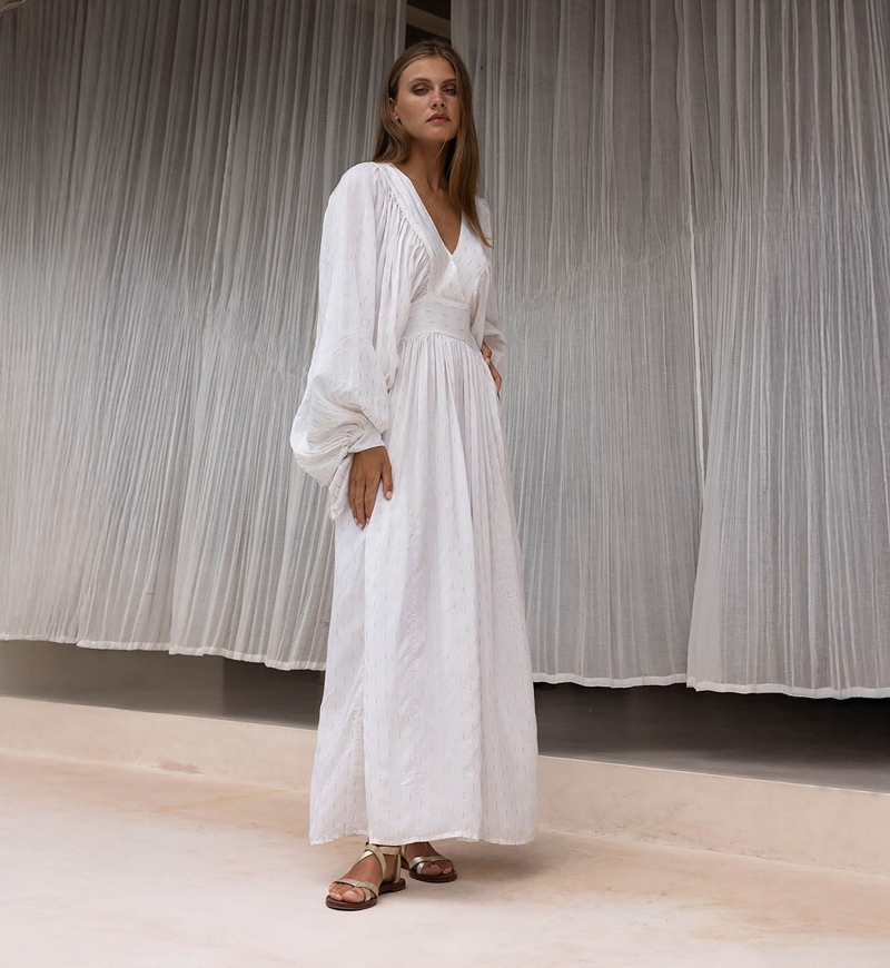 Vestido Largo Angie – blanco – mangas largas – escote en V – bohemio – cinturón ajustable – Miss June Paris – 3