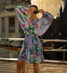 Vestido Corto Falone – violeta pastel – estampado floral – mangas largas – escote en V – Miss June Paris – 4