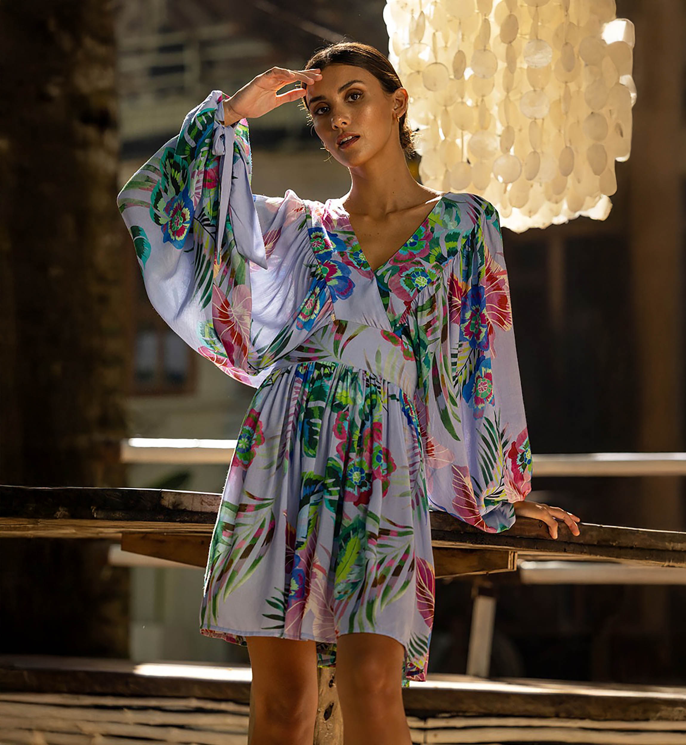 Vestido Curto Falone – lilás pastel – estampa floral – mangas compridas – decote em V – Miss June Paris – 2