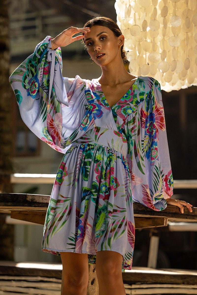 Vestido Curto Falone – lilás pastel – estampa floral – mangas compridas – decote em V – Miss June Paris – 2