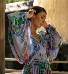 Vestido Corto Falone – violeta pastel – estampado floral – mangas largas – escote en V – Miss June Paris – 3