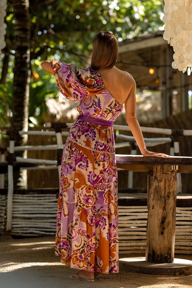 Vestido Longo Tiffany – malva/roxo – estampa boêmia – um ombro descoberto – cinto a condizer – Miss June Paris – 4