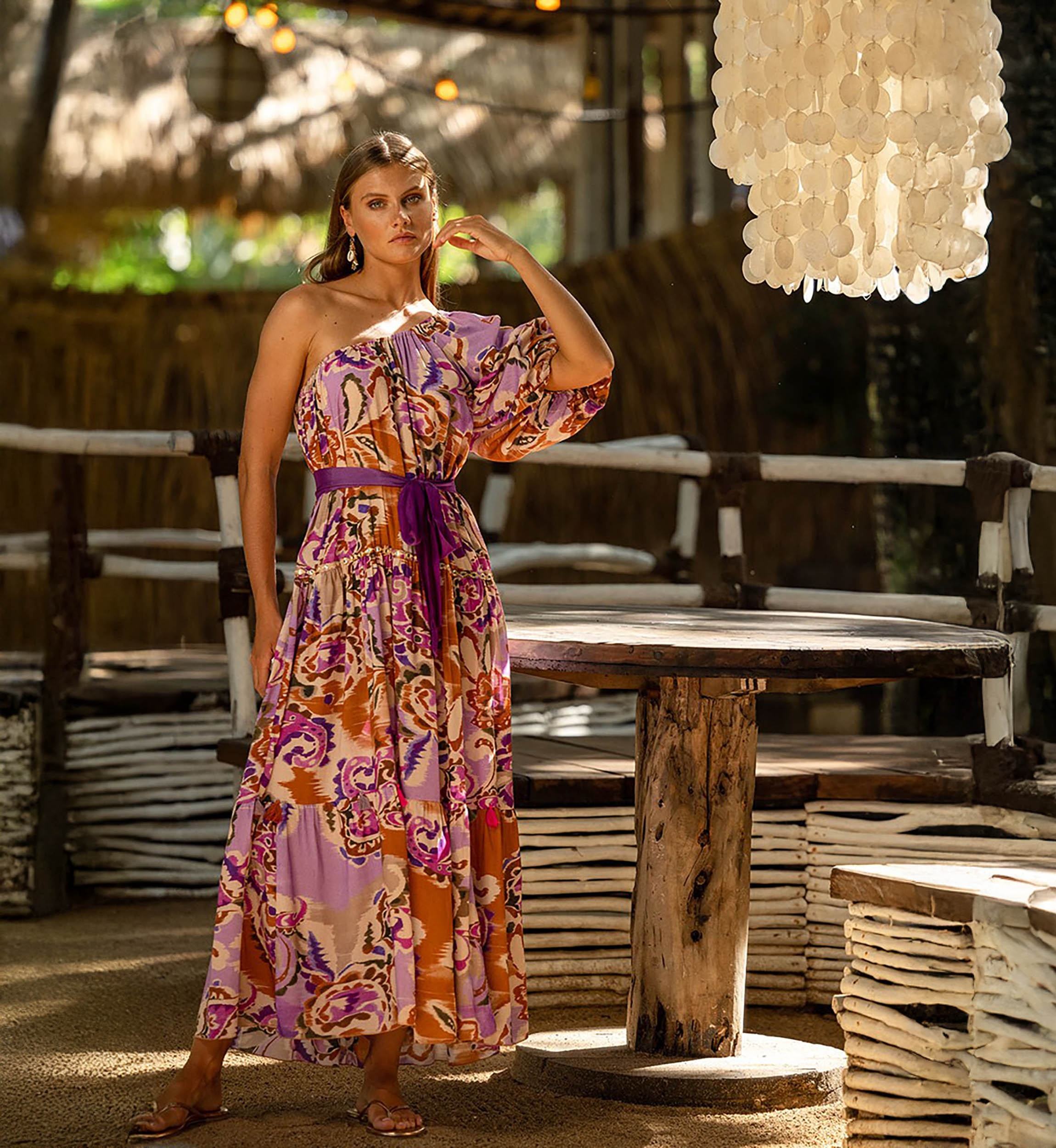 Vestido Longo Tiffany – malva/roxo – estampa boêmia – um ombro descoberto – cinto a condizer – Miss June Paris – 3