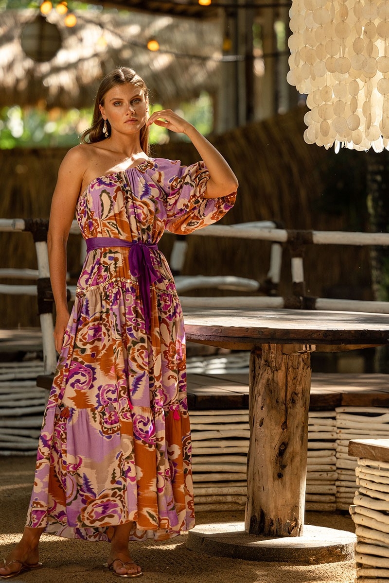 Vestido Largo Tiffany – malva/violeta – estampado bohemio – un hombro descubierto – cinturón a juego – Miss June Paris – 3
