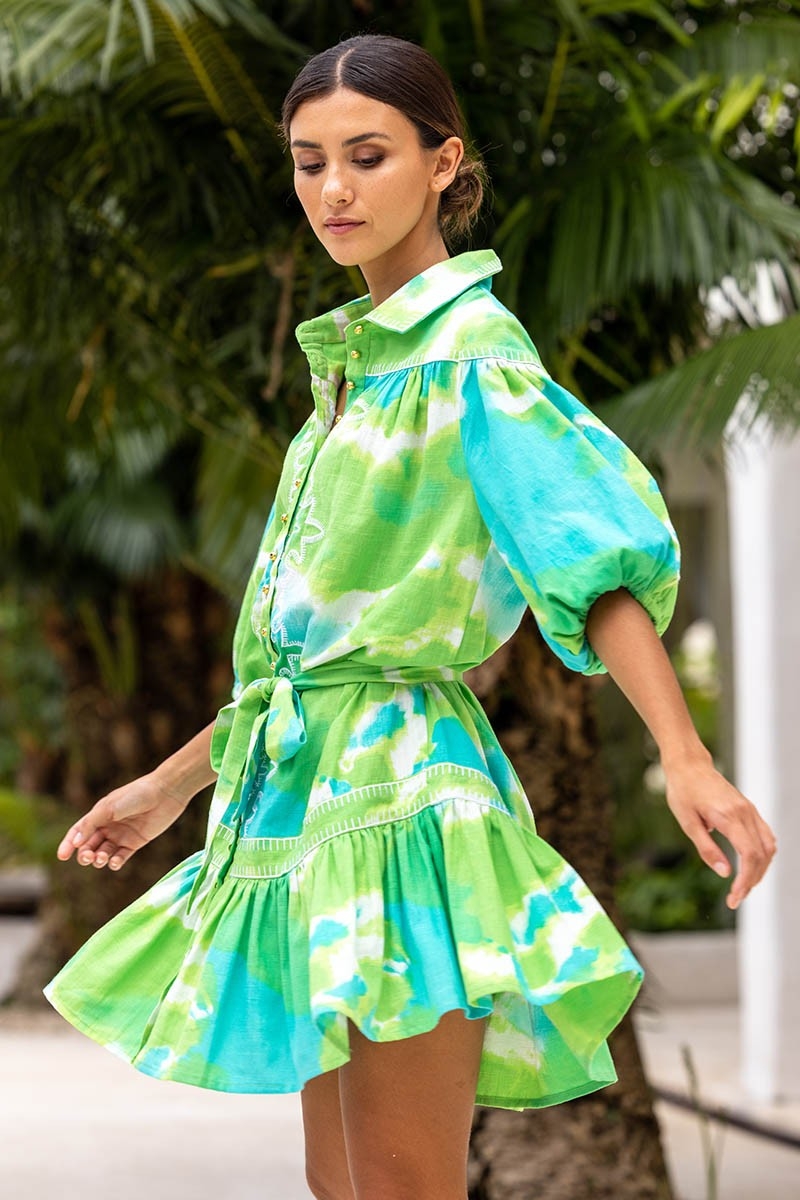 Vestido Curto Victoria – verde/água – manga curta – padrão tie-dye – cinto a condizer – boêmio – Miss June Paris – 2