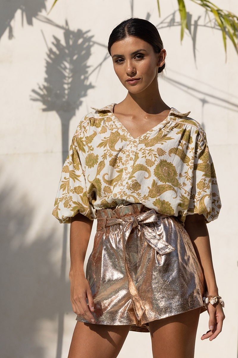 Blusa Demi - cru - estampa cashmere caqui - decote em V - amarrada abaixo do busto - mangas curtas - Miss June Paris - 1