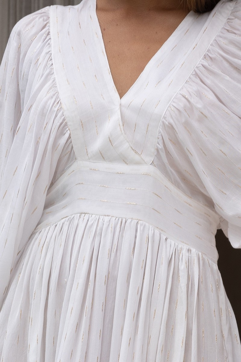 Vestido Largo Angie – blanco – mangas largas – escote en V – bohemio – cinturón ajustable – Miss June Paris – 7