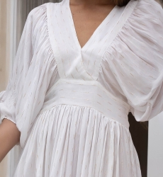 Vestido Largo Angie – blanco – mangas largas – escote en V – bohemio – cinturón ajustable – Miss June Paris – 7