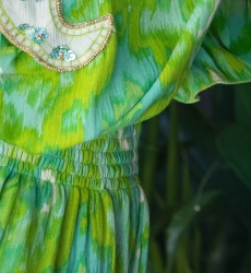 Vestido Mini Mavis - Verde - Mangas Largas - Pechera Decorada - Detalles Dorados - Bohemio - Miss June Paris - 7