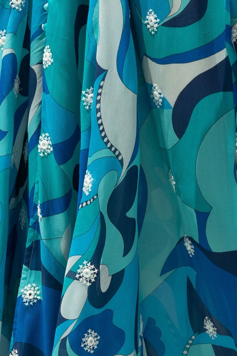 Vestido Longo Scarlett – azul/branco – estampa boêmia – decote em V – cinto franzido – Miss June Paris – 5