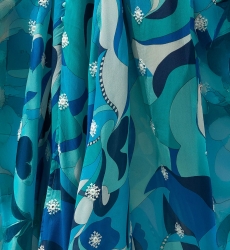 Vestido Longo Scarlett – azul/branco – estampa boêmia – decote em V – cinto franzido – Miss June Paris – 5