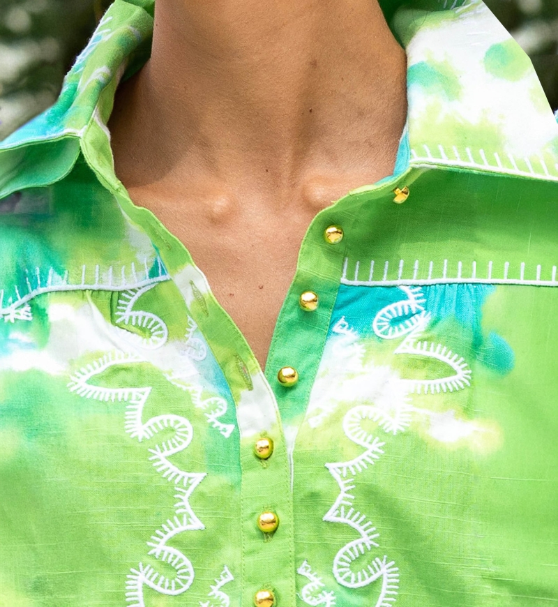 Vestido Corto Victoria – verde/agua – manga corta – estampado tie-dye – cinturón a juego – bohemio – Miss June Paris – 6