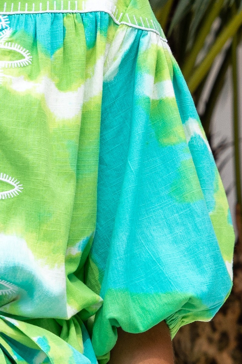 Vestido Corto Victoria – verde/agua – manga corta – estampado tie-dye – cinturón a juego – bohemio – Miss June Paris – 8