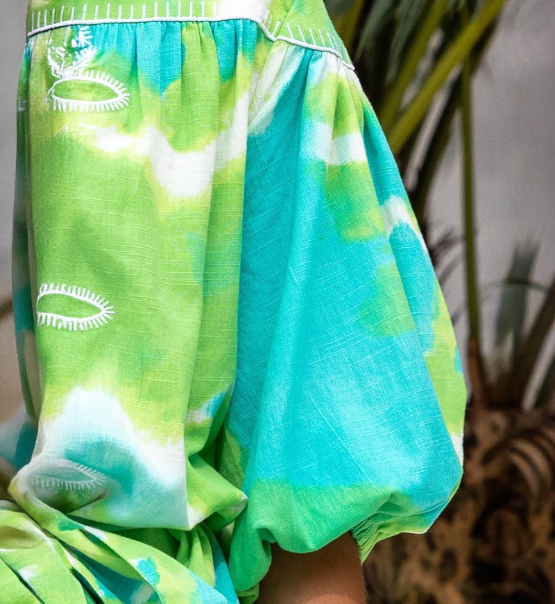 Vestido Curto Victoria – verde/água – manga curta – padrão tie-dye – cinto a condizer – boêmio – Miss June Paris – 8