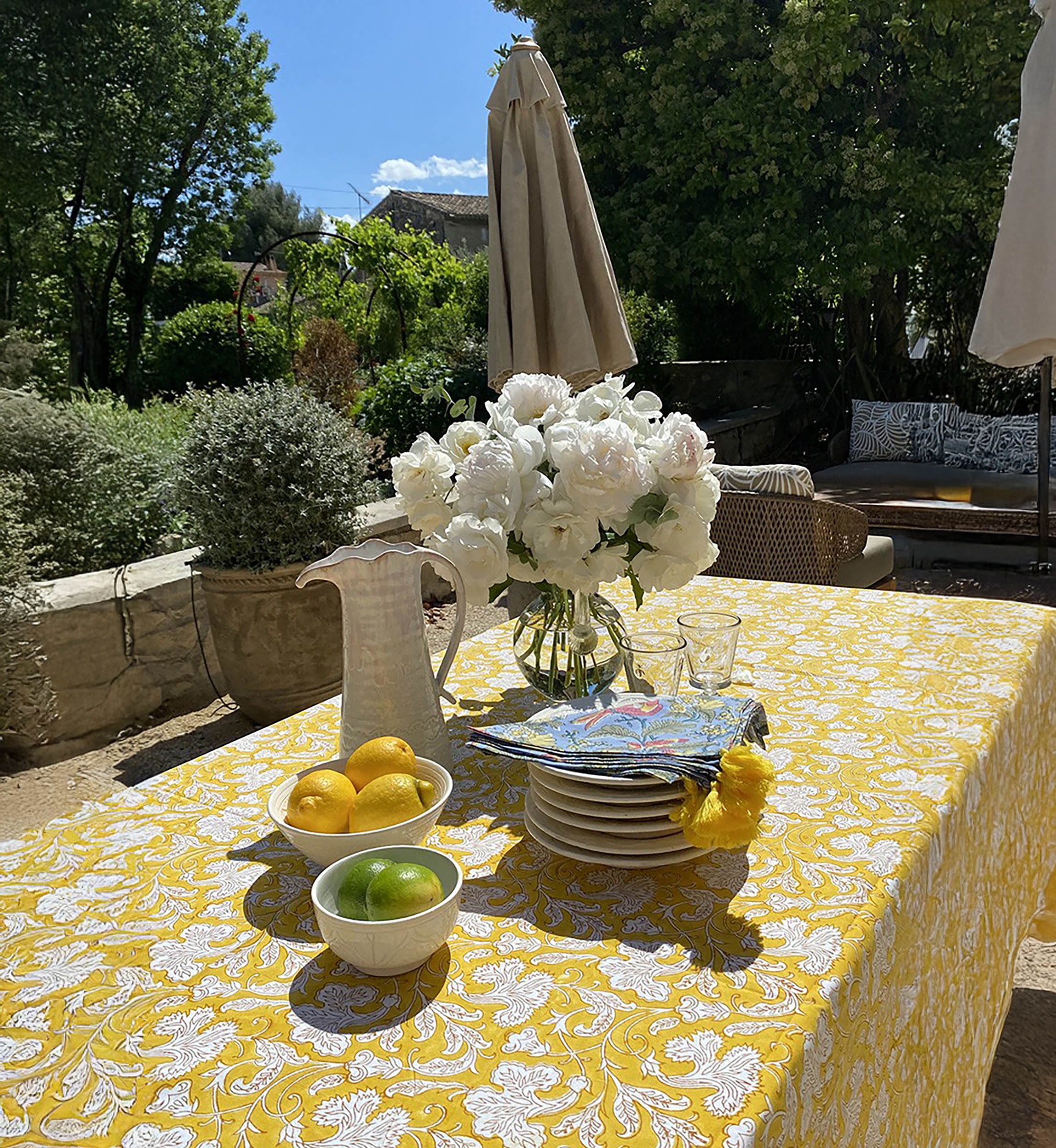 Guardanapos Blue Birds (Conjunto de 2) – azul/amarelo/vermelho – design floral boêmio – Jardim Botânico – Miss June Paris – 3