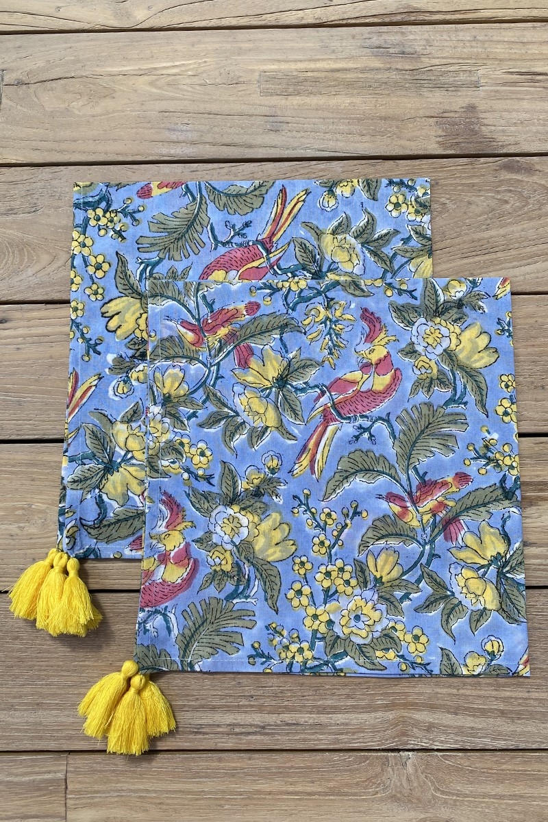 Guardanapos Blue Birds (Conjunto de 2) – azul/amarelo/vermelho – design floral boêmio – Jardim Botânico – Miss June Paris – 4