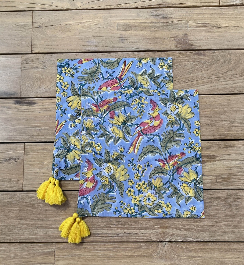 Guardanapos Blue Birds (Conjunto de 2) – azul/amarelo/vermelho – design floral boêmio – Jardim Botânico – Miss June Paris – 4